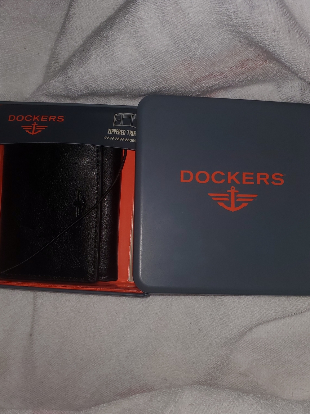 Dockers NIB Men's Black Leather Zippered Trifold Wallet